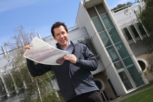 Dr Scott Watkins mit einem flexiblen Solarzellen-Blatt. Foto: CSIRO
