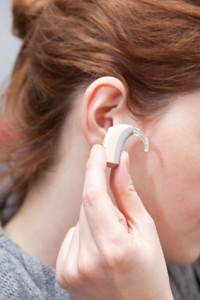 Frau mit Cochlea Implantat