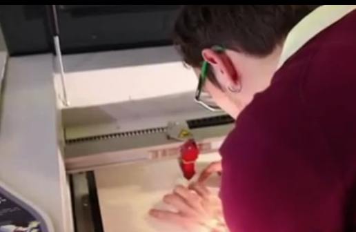Mann am 3D-Drucker