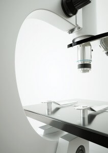 Mikroskop. 3D-Visualisierung von Andreas Fülscher, 3D-Experte.
